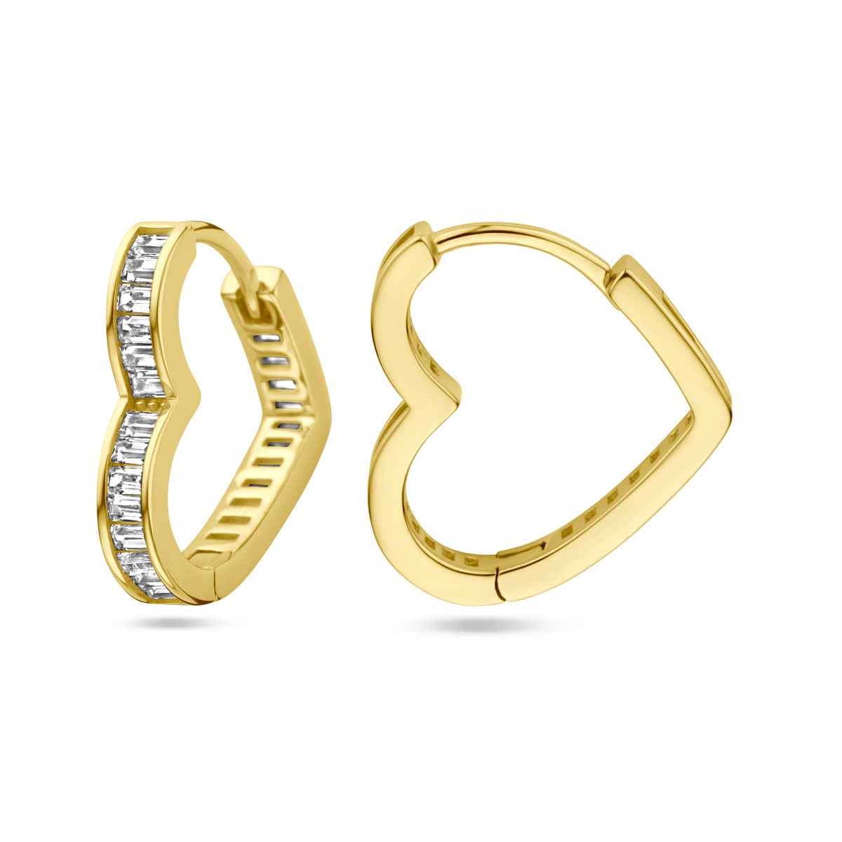 Verguld op 925 zilveren klapoorringen uitgevoerd met hart en zirkonia. De oorringen hebben een afmeting van 16x3.5mm. Geen garantie op de plating.