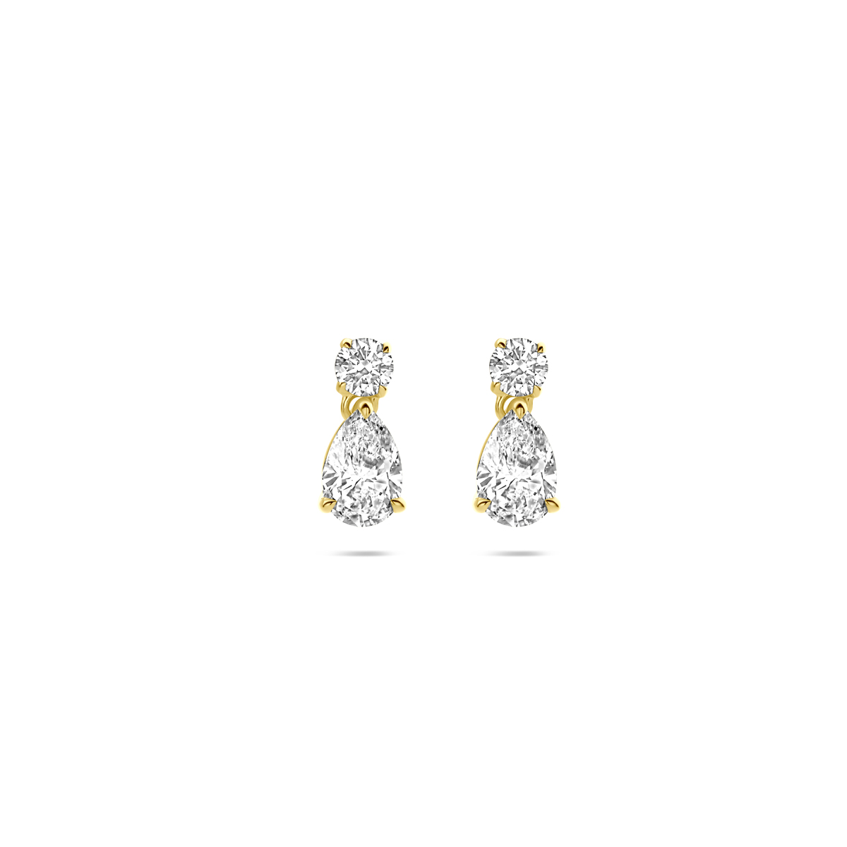 14k Geelgouden oorhangers uitgevoerd met lab grown diamant. De oorhangers hebben een totale hoogte van 10mm. Het totale diamantgewicht is 1.25ct. Lab grown diamanten zijn diamanten die ontstaan in een laboratorium. Onder extreem hoge druk en temperatuur wordt het natuurlijk ontstaansproces nagebootst met als eindresultaat een diamant met dezelfde chemische eigenschappen maar met een andere oorsprong.