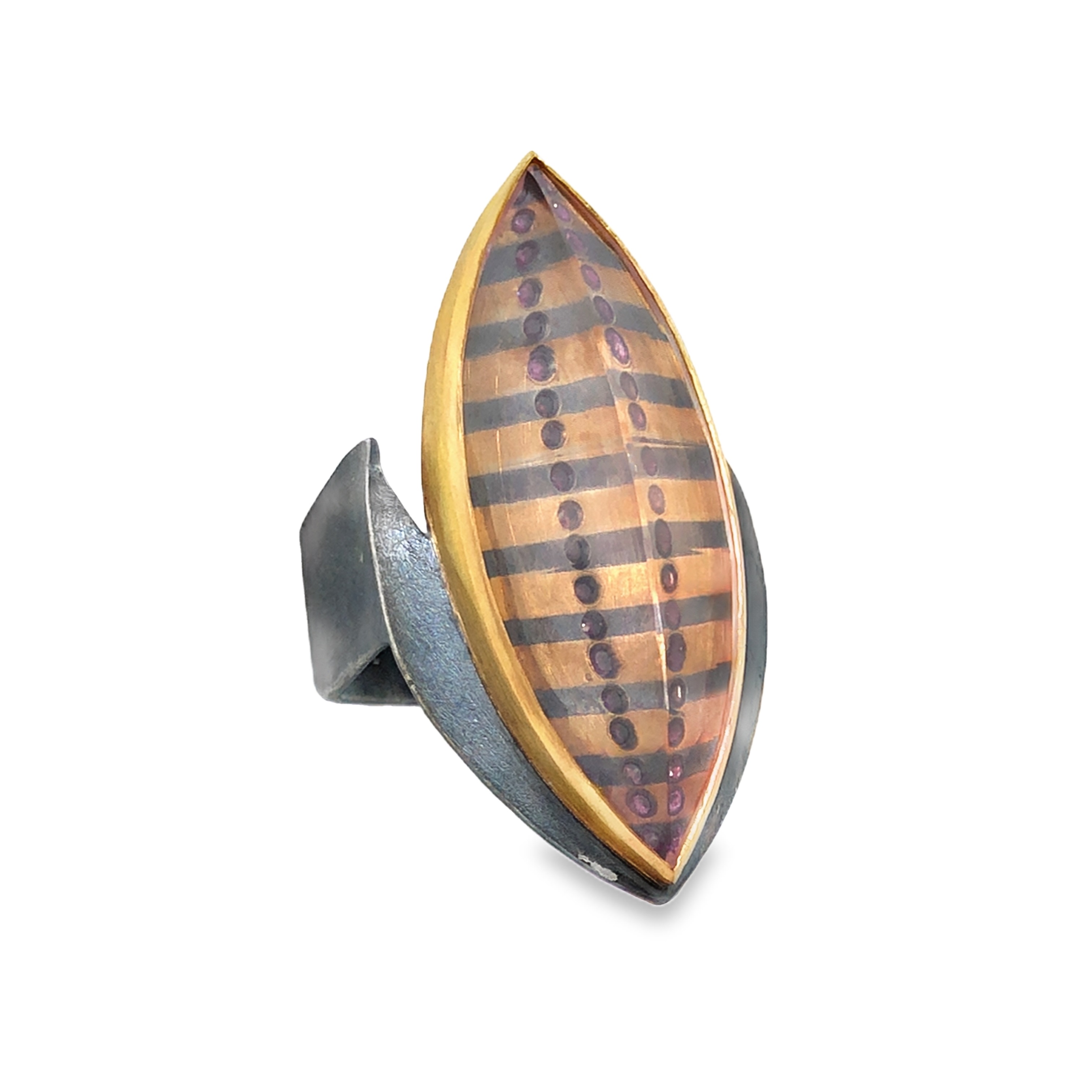 Der Smartcurve Ring mit einem facettieren Rosenquarz Navette in Silber und Feingold gefertigt, besticht durch seine exquisite Kombination aus Rosenquarz, edlem Silber, Feingold und funkelnden Brillanten. Die sind subtil unter dem Rosenquarz eingerieben und funkeln durch diesen hindurch. Als Ring ist er ideal, um Glamour in den Alltag oder besondere Anlässe zu bringen. Tragen Sie ihn am besten an Ihrem Mittelfinger für einen stilvollen, eleganten Look. Perfekt für Ihre Schmuckkollektion!