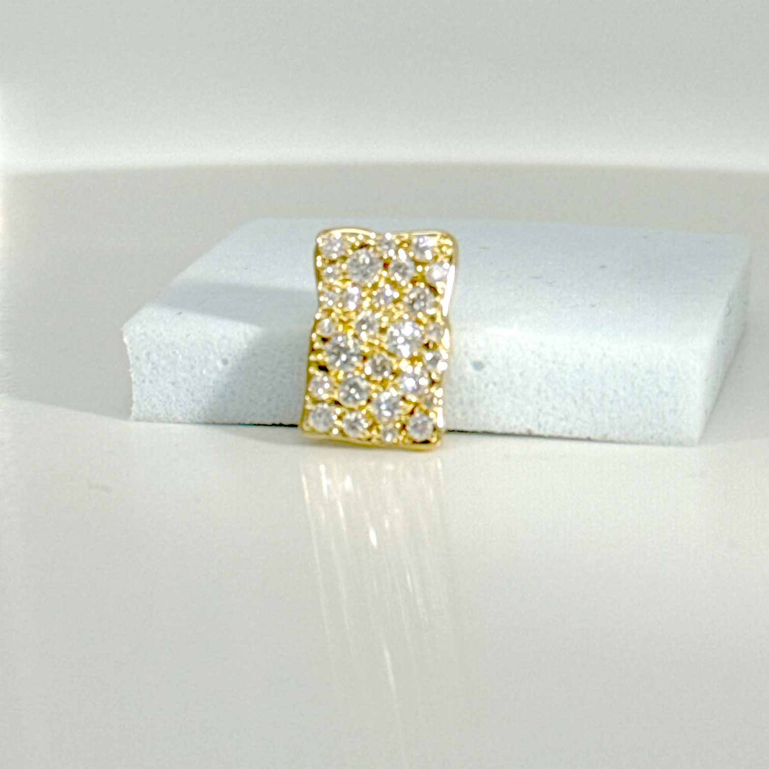 geelgouden hanger 18kt met diamant 0.41ct
uniek juweel door Claude Baert