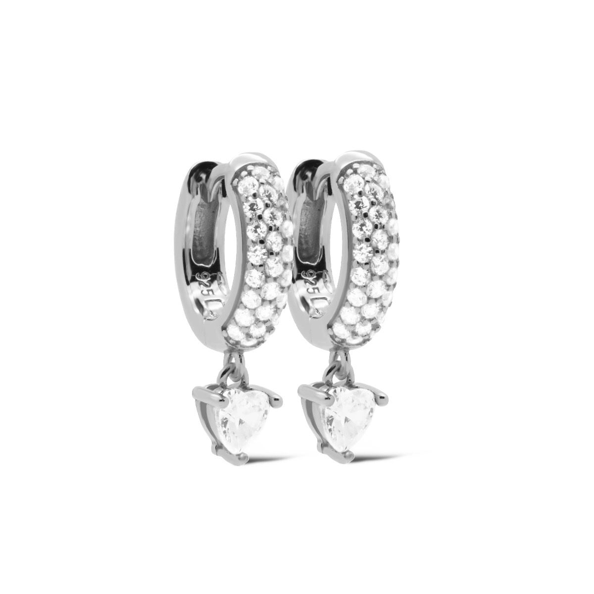 Dit zijn onze MINA Oorringen. De oorbellen zijn verkrijgbaar in 925 sterling zilver of met een 14K gouden plating. 