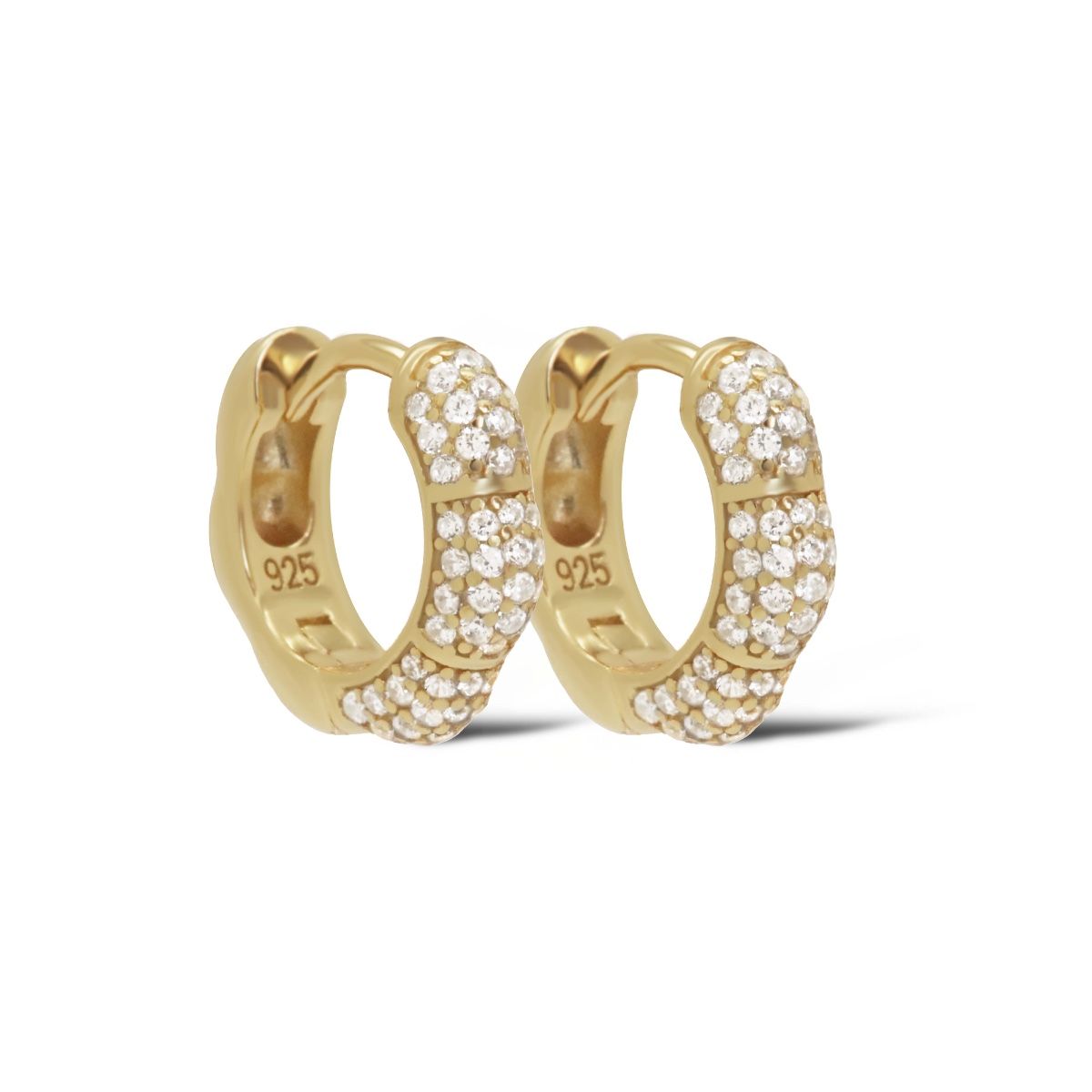Dit zijn onze CELLIE Zirconia Oorringen. De oorbellen zijn verkrijgbaar in 925 sterling zilver of met een 14K gouden plating