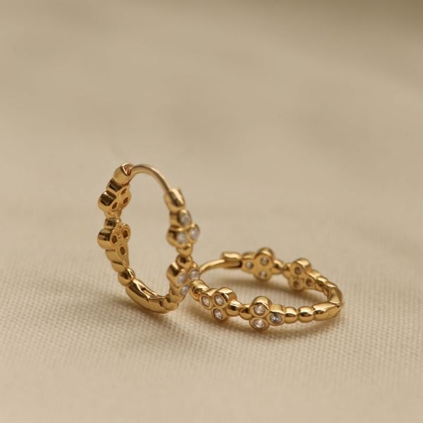 Dit zijn onze HOLLY Oorringen. De oorbellen zijn verkrijgbaar in 925 sterling zilver of met een 14K gouden plating.