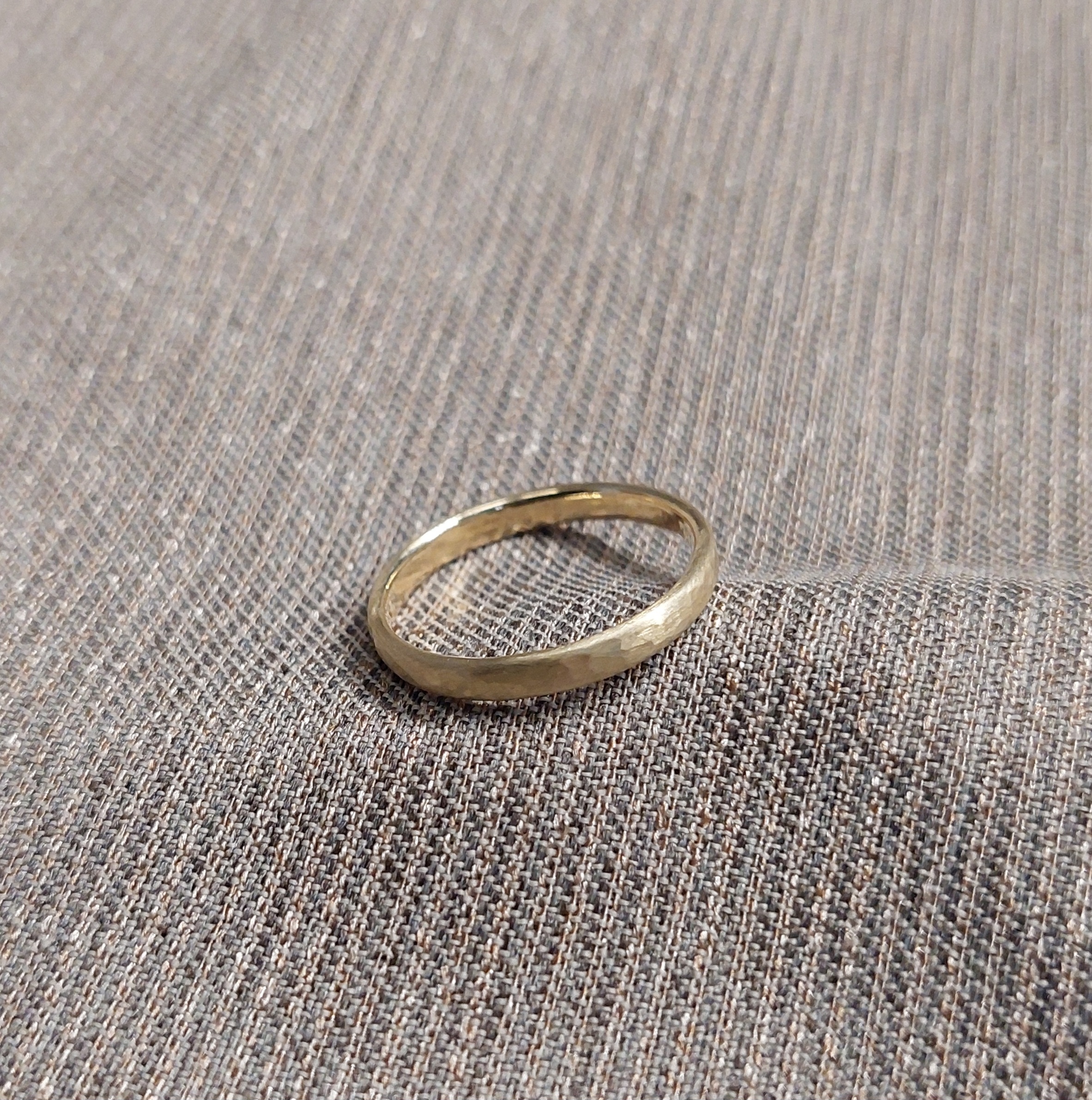 14kt gouden ring met hamerslag 2mm breed
