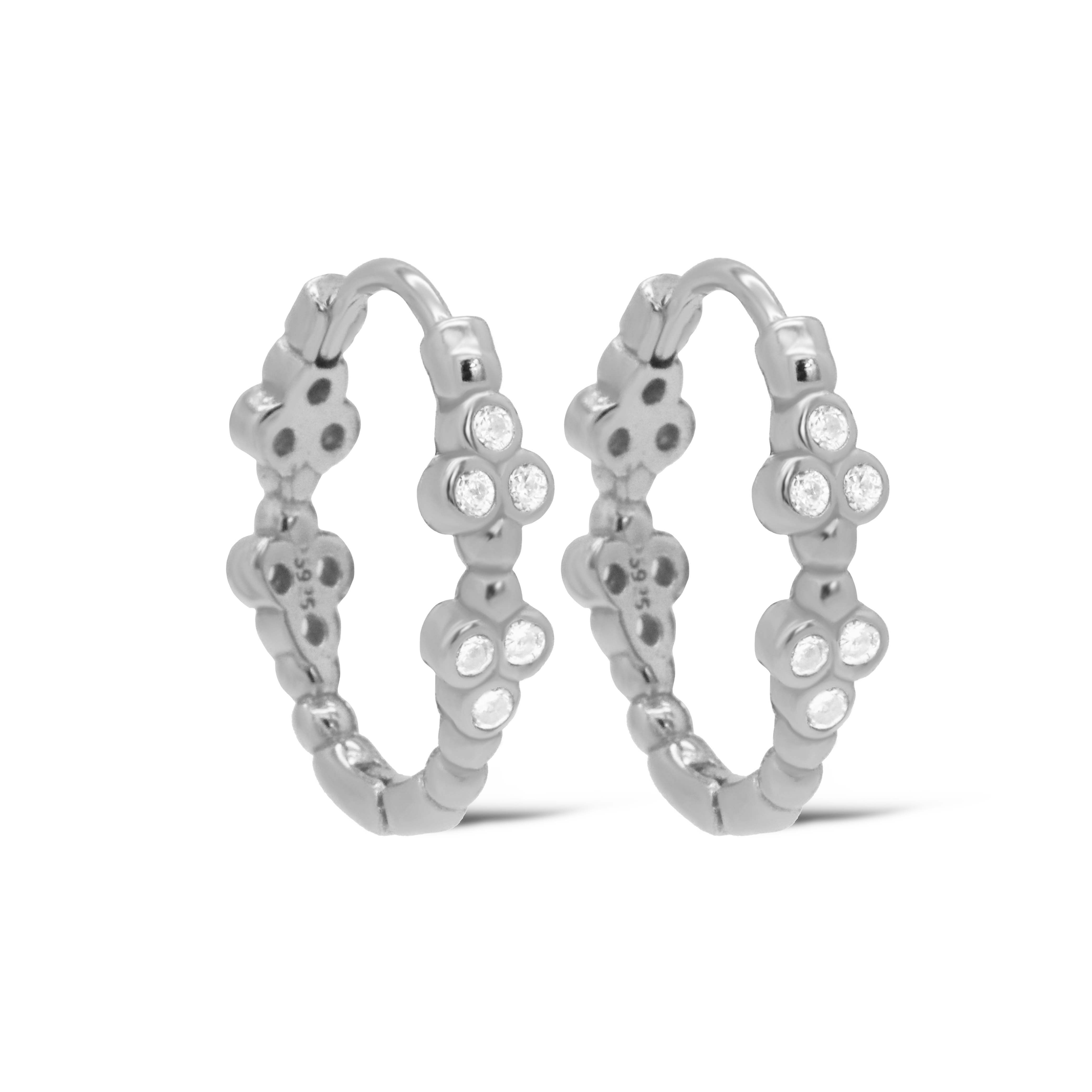 Dit zijn onze HOLLY Oorringen. De oorbellen zijn verkrijgbaar in 925 sterling zilver of met een 14K gouden plating. 