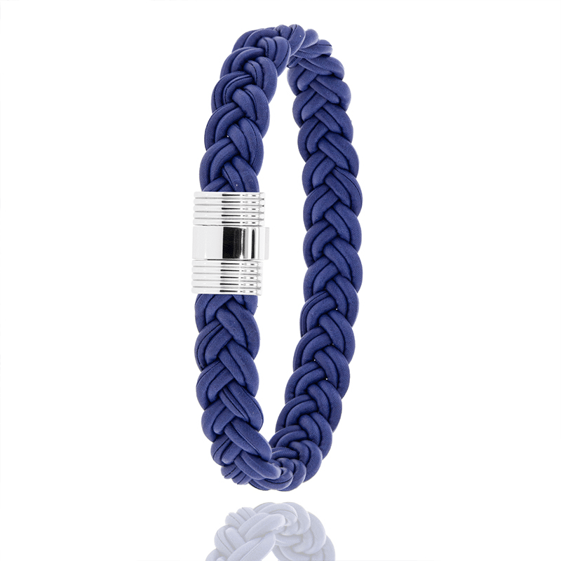De Apple Vegan Leder armband, modelnummer 3005237, valt onder de categorie "JEWEL" en is een fantasiearmband. Dit stijlvolle accessoire van een onbeperkt merk is perfect te dragen als een opvallend modestatement. Draag het solo voor een minimalistische look of combineer met andere armbanden voor een gelaagde uitstraling. Voeg een vleugje luxe toe aan elke outfit.