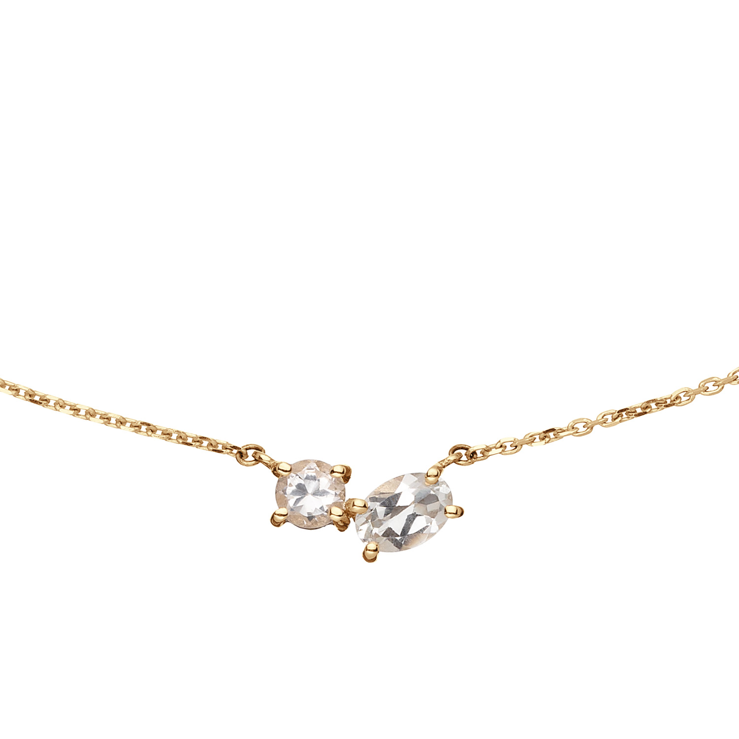 De 14 karaat gouden ketting met een ronde en druppelvormige white Topaz laten je schitteren door jezelf te zijn. Perfect te combineren met de bijpassende oorstekers. I love it! 

Venetian Diary. Als je aan een betoverende stad denkt, waar je kunt verdwalen in smalle straatjes en waar gondels je meenemen langs de mooiste gebouwen en architectuur. Waar op iedere hoek iemand spontaan in een serenade kan uitbarsten. Aan welke stad denk je dan? Juist, het Italiaanse Venetië. Mysterieus, betoverend en romantisch. Een stad met elegante grachten, prachtige pleinen en kleurrijke mensen. Een stad waar ik mijn hart aan heb verloren. 

Het merk
Jackie is hét 14 karaat gouden on trend sieradenmerk. De collecties zijn geïnspireerd op de reizen die ik maak, van stedentrips tot exotische oorden. Elk gouden sieraad is helemaal van nu, handgemaakt door Europese goudsmeden en vervaardigd van overwegend gerecycled goud met echte edelstenen en zoetwaterparels. Elke collectie is dan ook met veel liefde en passie samengesteld. Mijn Jackie sieraden zijn de perfecte finishing touch voor iedere outfit!

Specificaties
- Ketting
- Materiaal: 14 Karaat - Geelgoud - 585
- Festive Sparkling Necklace
- White Topaz