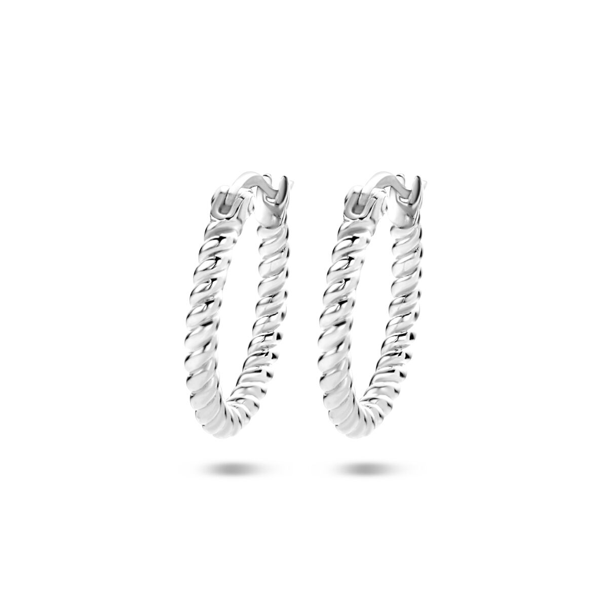 De ZILVER OORSIERADEN  zijn prachtige creolen gemaakt van gerhodineerd materiaal met een glanzende afwerking. Perfect om elke dag te dragen voor een elegante en tijdloze uitstraling.