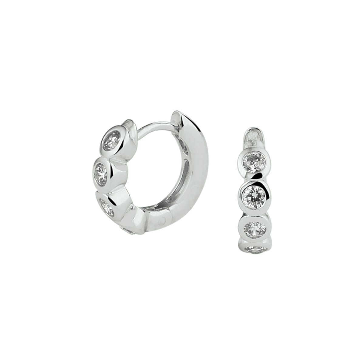 Gerhodineerd zilveren oorringen uitgevoerd met een luxe rijzetting van briljant geslepen zirkonia en stevige scharnier sluiting. De oorringen zijn een ware eyecatcher en voegen een subtiele hoeveelheid glamour toe aan iedere outfit.
