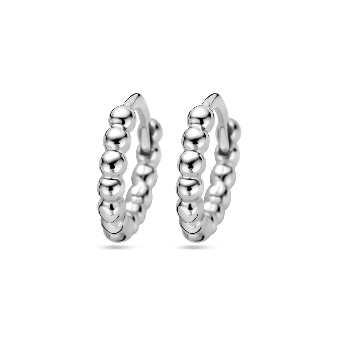 Trendy gerhodineerd zilveren klapoorringen met een poli afwerking en een stevige scharniersluiting. De klapoorringen zijn goed te combineren met bijpassende sieraden uit onze collectie. Info: Gerhodineerd zilver is door de rhodiumlaag beter bestand tegen verkleuren en krassen.