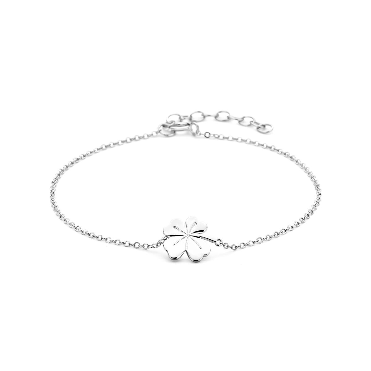 De Armband klaver 17 + 3 cm,, is een prachtig sieraaDd. Deze zilverkleurige armband is glanzend afgewerkt. Met een gewicht van 1,2 en een breedte van 5 cm is het een elegante toevoeging aan je collectie. Draag deze armband om je outfit een sprankelend accent te geven.