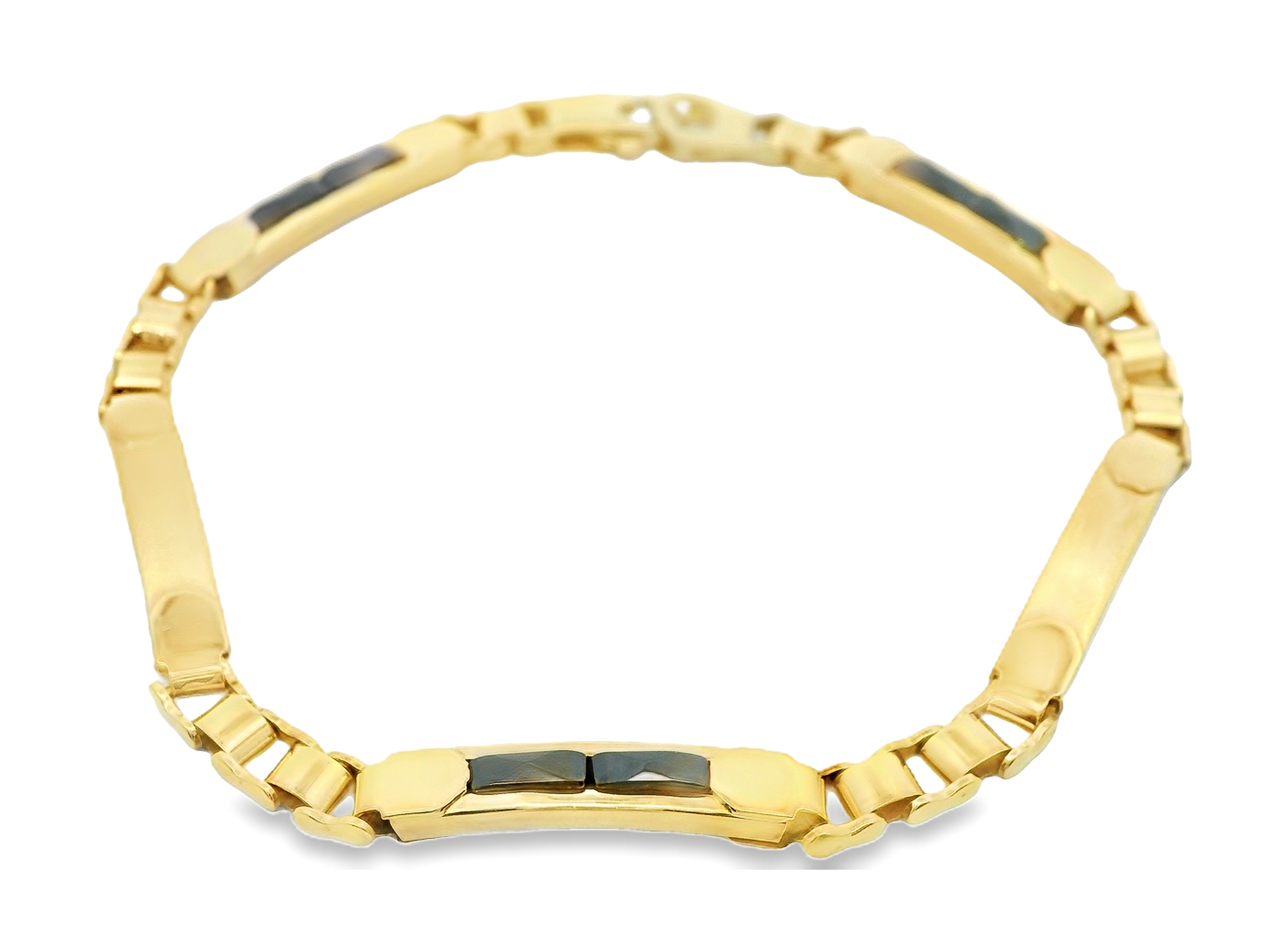 Deze elegante herenarmband is vervaardigd uit hoogwaardig 14 karaat geelgoud (11.77 gr) en combineert tijdloze klasse met een moderne uitstraling. De armband bestaat uit strak afgewerkte schakels met een gepolijste afwerking, die zorgen voor een luxe en stijlvolle look.

In het midden van de armband zijn meerdere onyx-stenen subtiel verwerkt, wat een krachtig contrast biedt met het warme goud. De diepzwarte onyx geeft de armband een stoere en tegelijkertijd verfijnde uitstraling, perfect voor de moderne man met gevoel voor stijl.

Deze armband is niet alleen een blikvanger bij elke outfit, maar ook een waardevol sieraad dat jarenlang meegaat. Ideaal voor zowel dagelijks gebruik als speciale gelegenheden.

Kenmerken:

Materiaal: 14 karaat geelgoud

Edelsteen: Onyx

Doelgroep: Heren

Afwerking: Gepolijst

Sluiting: Stevige en veilige sluiting

Een perfect cadeau voor jezelf of een geliefde die houdt van stijlvolle, luxe sieraden.