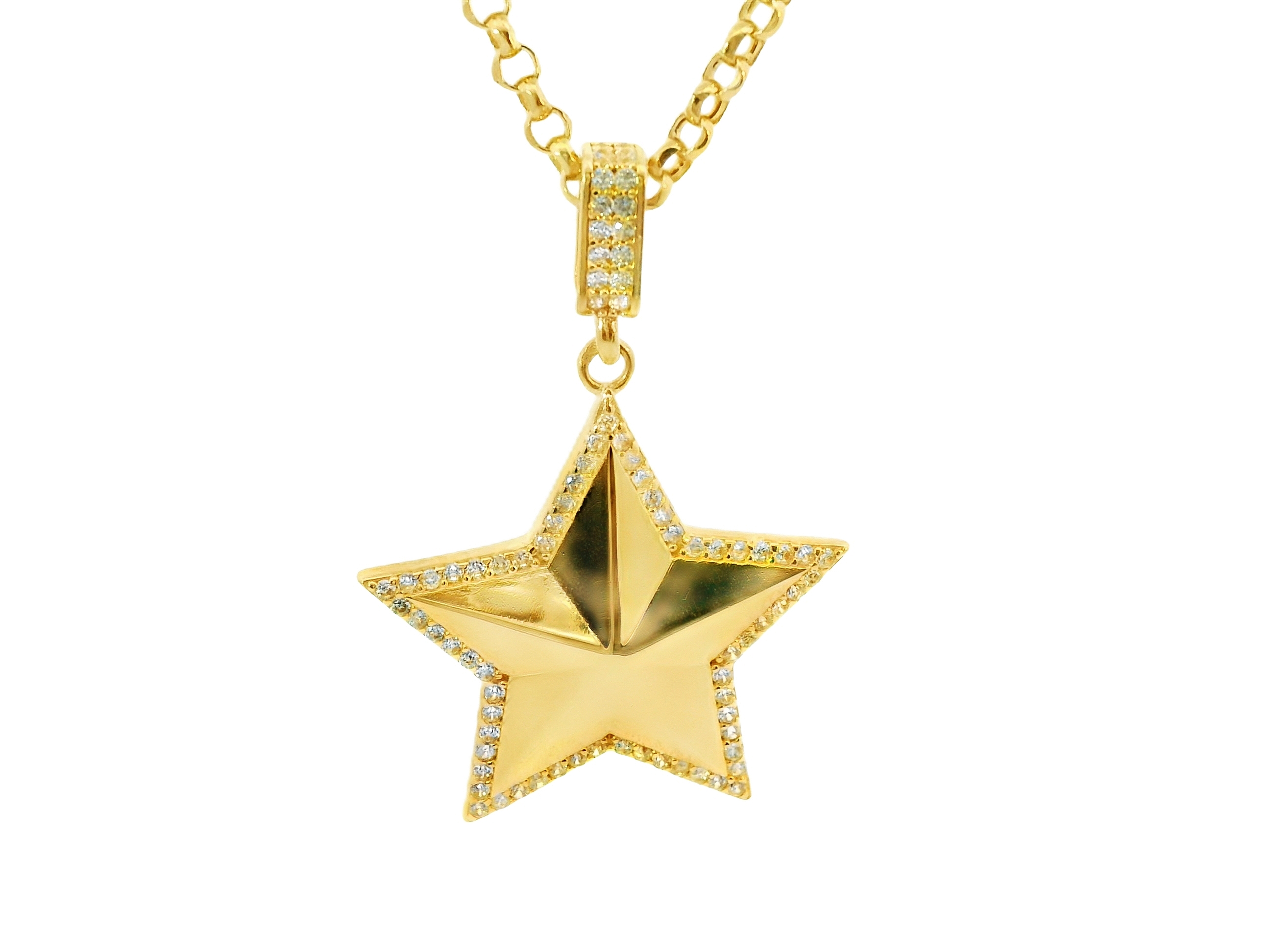 Deze schitterende hanger in de vorm van een ster is gemaakt van 14 karaat geelgoud (2.86 gr) en is een echte eyecatcher. De strakke, stijlvolle stervorm wordt omlijst door een rand van fonkelende zirkonia’s die het ontwerp extra diepte en glans geven.

De hanger straalt kracht, elegantie en een vleugje speelsheid uit – perfect voor wie houdt van sieraden met karakter. Of je hem nu draagt bij een casual outfit of een feestelijke look, deze ster laat je stralen bij elke gelegenheid.

Kenmerken:

Materiaal: 14 karaat geelgoud

Vorm: Ster

Afwerking: Glanzend gepolijst

Steensoort: Zirkonia – subtiel geplaatst op de rand voor een schitterende omlijsting

Stijl: Stralend en krachtig
