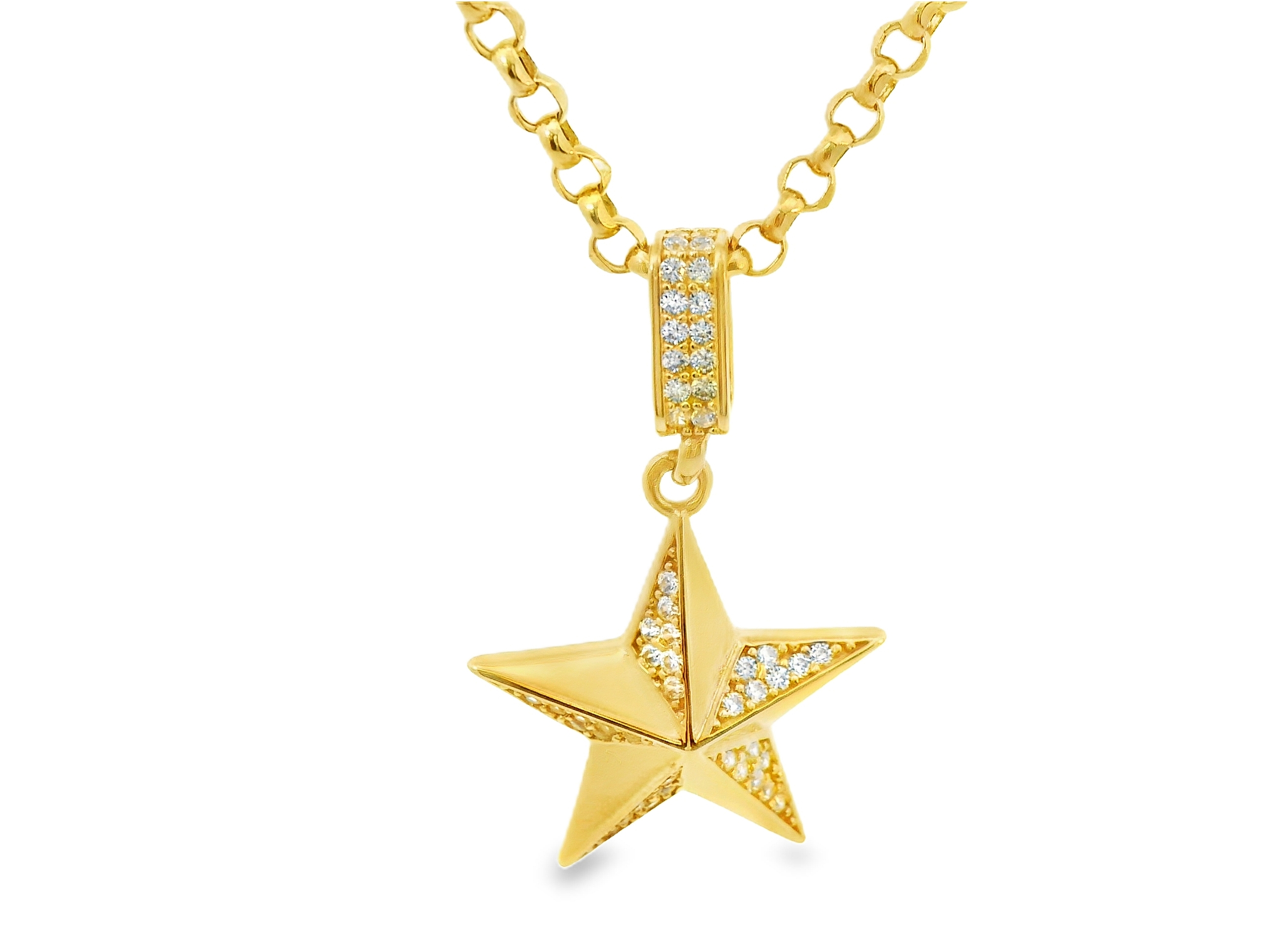 Deze stijlvolle hanger is uitgevoerd in 14 karaat geelgoud (2.12 gr) en heeft een elegante stervorm die symbool staat voor licht, kracht en inspiratie. De ster is bezet met fonkelende zirkonia’s die het sieraad laten schitteren bij elke beweging.

Een verfijnde mix van luxe en speelse elegantie – perfect om elke look een stralend accent te geven. Draag deze hanger solo voor een subtiele eyecatcher of combineer ‘m met andere sieraden voor een persoonlijke stijl.

Kenmerken:

Materiaal: 14 karaat geelgoud

Vorm: Ster

Steensoort: Zirkonia’s – schitterend en duurzaam

Afwerking: Glanzend

Stijl: Elegant, sprankelend en modern