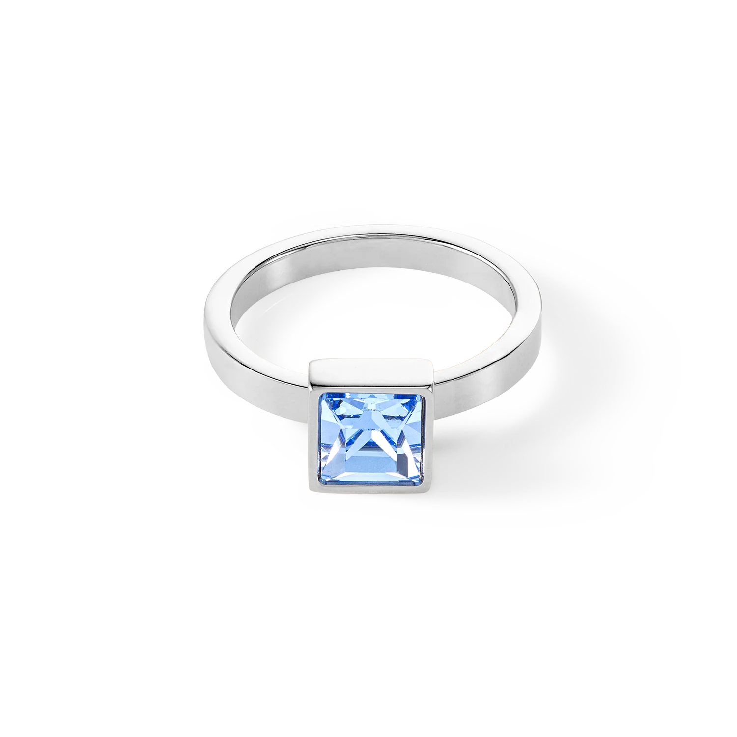 De prachtige Brilliant Square ring in fris lichtblauw en zilver voegt een vleugje kleur toe, ongeacht de gelegenheid. Maak de look compleet met andere ringen uit dezelfde serie of de bijpassende Brilliant Square oorbellen.