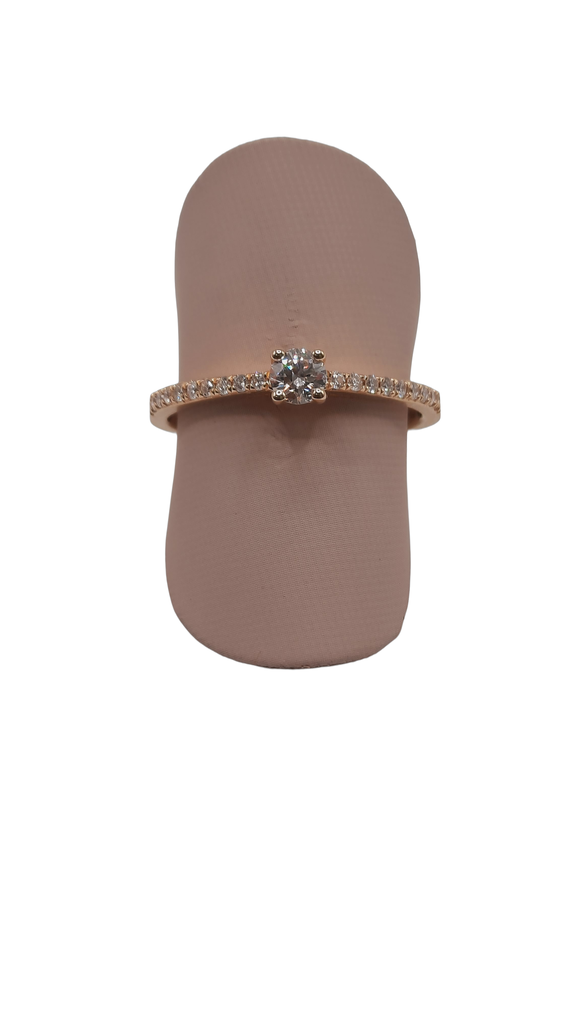 De verlovingsring met modelnummer BREA-JOY-0003014 is een elegante goudkleurige ring gemaakt van 14 karaat goud. De ring heeft een diamanten setting met een totaal karaatgewicht van 14kt, SI1 zuiverheidsdiamant en F-kleur. Perfect om te dragen bij speciale gelegenheden of als een dagelijks verfijnd accessoire. Maat: 54. 