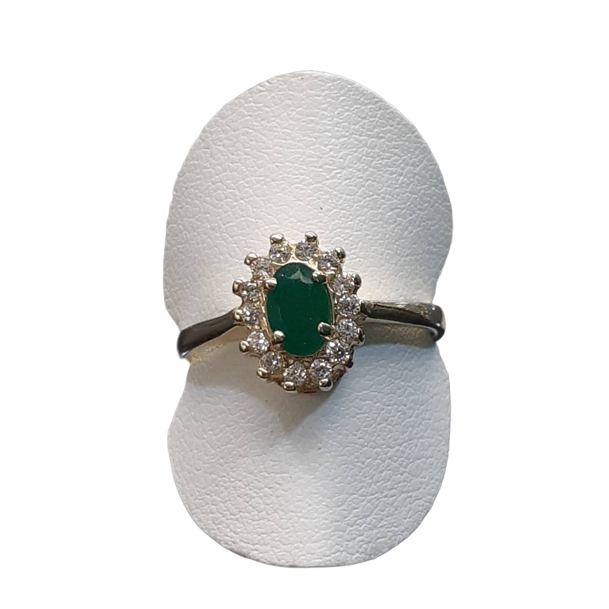 De gouden ring BREA-RDL-0002982 van een onbekend merk is een prachtige 14kt sieraad, gemaakt van goud met een glanzende afwerking. De ring bevat een smaragd en heeft een maat van 55. Draag deze verfijnde ring solo voor een elegante look, of combineer met andere sieraden voor een gelaagde, modieuze stijl. Perfect voor elke gelegenheid!