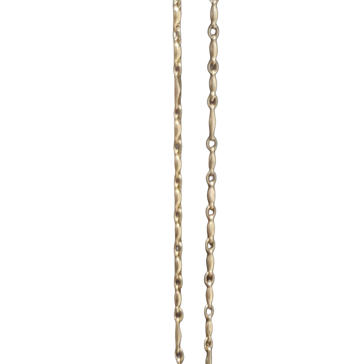 De gouden ketting, modelnummer BREA-JOY-0002916, is een prachtige 14kt halsketting van 65 cm met een glanzende finish en is nikkelvrij. Met een breedte van 2,8 mm en een gewicht van 10,8 gram is deze ketting een luxueuze aanvulling voor elke outfit. Perfect te dragen als statement stuk bij zowel formele als informele gelegenheden.
