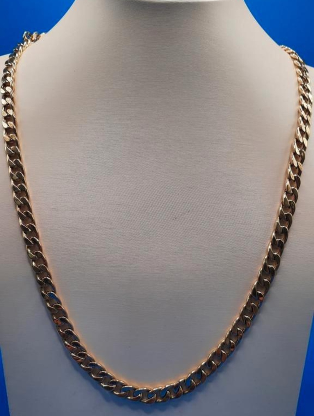De gouden ketting met modelnummer 0004034 is een verfijnd sieraad van 14kt goud. Met een lengte van 65 cm en een breedte van 6,3 mm is het een elegante gourmetteketting. Het weegt 19,24 gram en heeft een glanzende afwerking. Perfect om afzonderlijk te dragen of te combineren voor een gelaagde look.