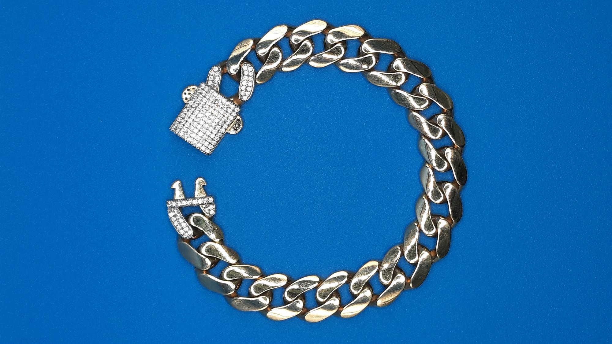 Deze gouden armband, modelnummer BREA-0002871, straalt elegantie uit. Gemaakt van 14-karaats goud, weegt hij 15,67 gram en heeft een breedte van 11,6 mm. De armband is goudkleurig en hoogglanzend. Met een lengte van 195 mm is het een perfecte aanvulling voor elke gelegenheid, van dagelijks gebruik tot formele evenementen. Draag met zelfvertrouwen!