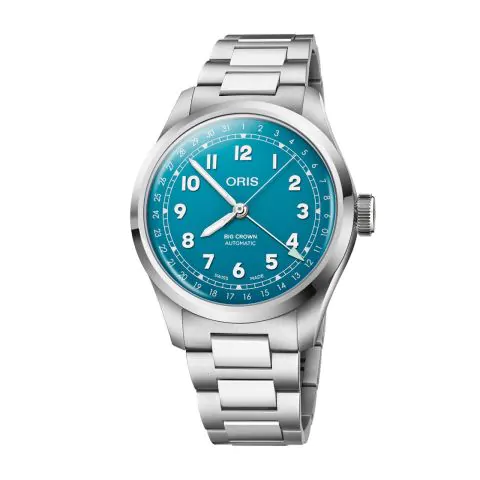 Het horloge is uitgevoerd met een 40 mm roestvrijstalen kast, voorzien van een gepolijste lunette en de iconische grote kroon. De diepblauwe wijzerplaat creëert een elegante en toch opvallende uitstraling. Het horloge beschikt over Oris’ kenmerkende Pointer Date-functie, waarbij een centrale wijzer de datum aanwijst langs de rand van de wijzerplaat – een detail dat zowel visueel als functioneel uniek is.