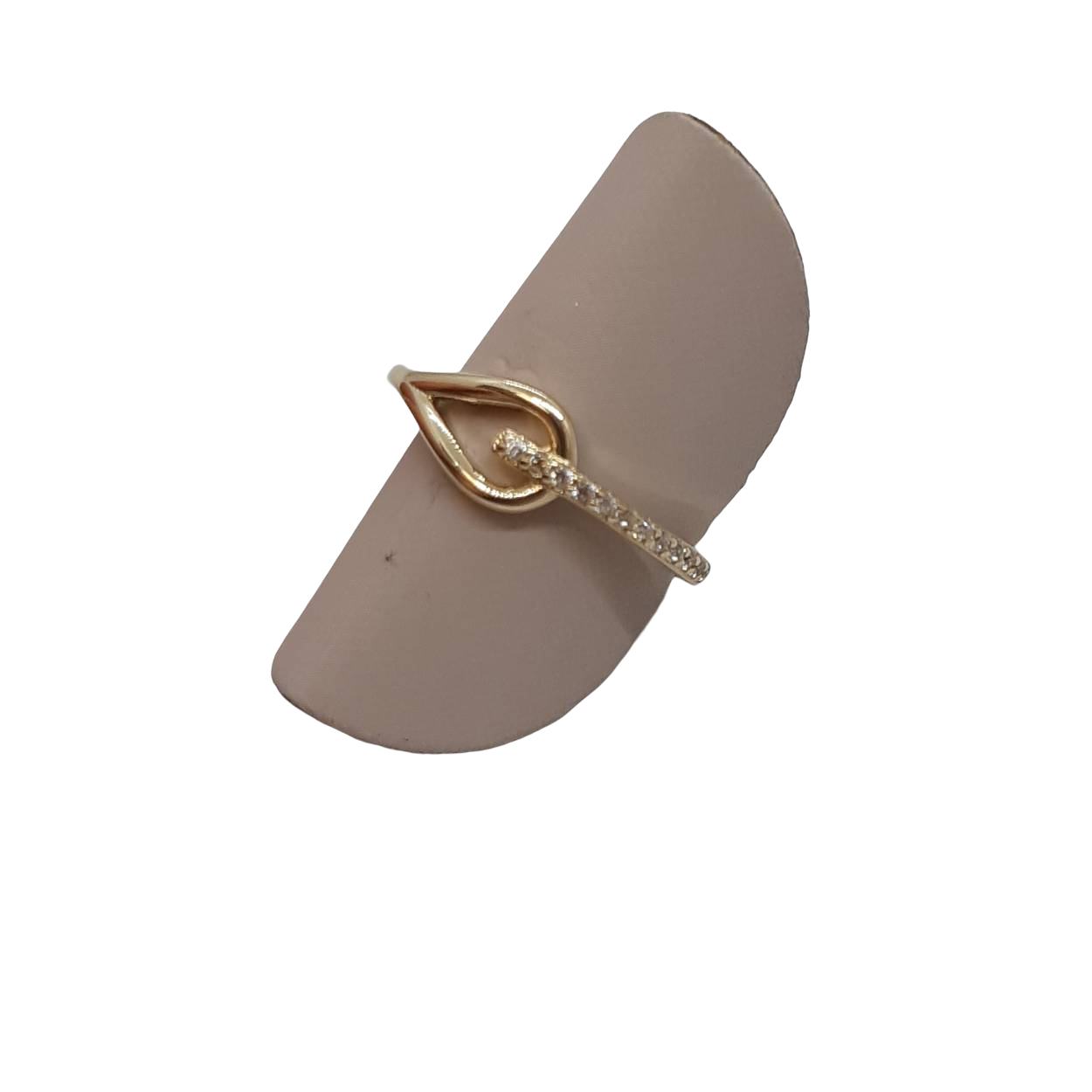 Deze gouden damesring, modelnummer BREA-JOY-0002867, is vervaardigd uit 14-karaats goud en straalt elegantie uit met zijn glanzende afwerking. Met een maat van 54 en fonkelende stenen is deze ring een verfijnd accessoire voor elke gelegenheid. Draag hem solo voor een subtiele uitstraling of combineer met andere sieraden voor een gedurfde look.