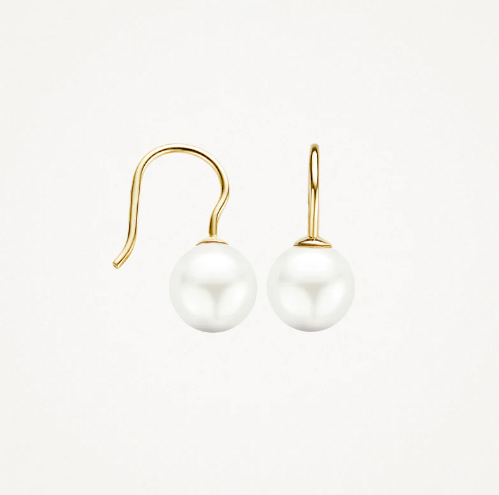Deze tijdloze oorhangers met Swarovski-parel zijn gemaakt van 14 k geelgoud. Ze hebben een lengte van 1,55 cm en een doorsnede van 8 mm. De oorhangers gaan prachtig samen met andere (parel)sieraden uit onze collectie.