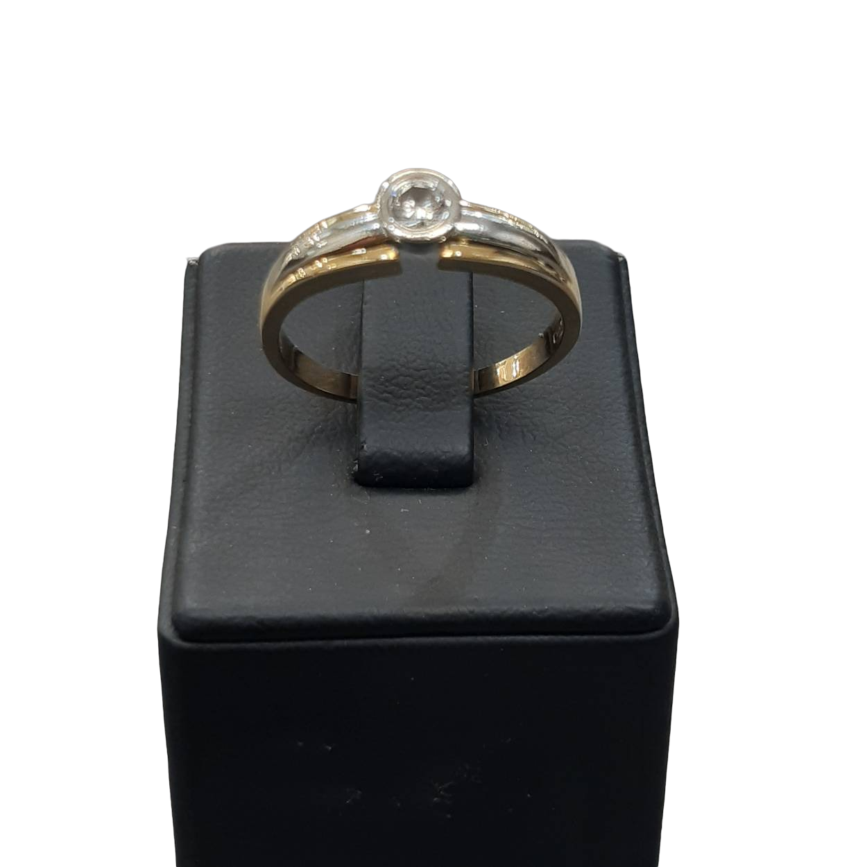 Deze prachtige diamanten ring, model BREA-0002853, is gemaakt van 14 karaat goud. Het heeft een sprankelende ronde diamant van 0.16 karaat in kleur H en zuiverheid SI1. De ring is glanzend afgewerkt en weegt 3.3 gram. Deze elegante ring is perfect voor speciale gelegenheden. Draag hem op zichzelf of in combinatie met andere sieraden voor een luxueuze uitstraling.