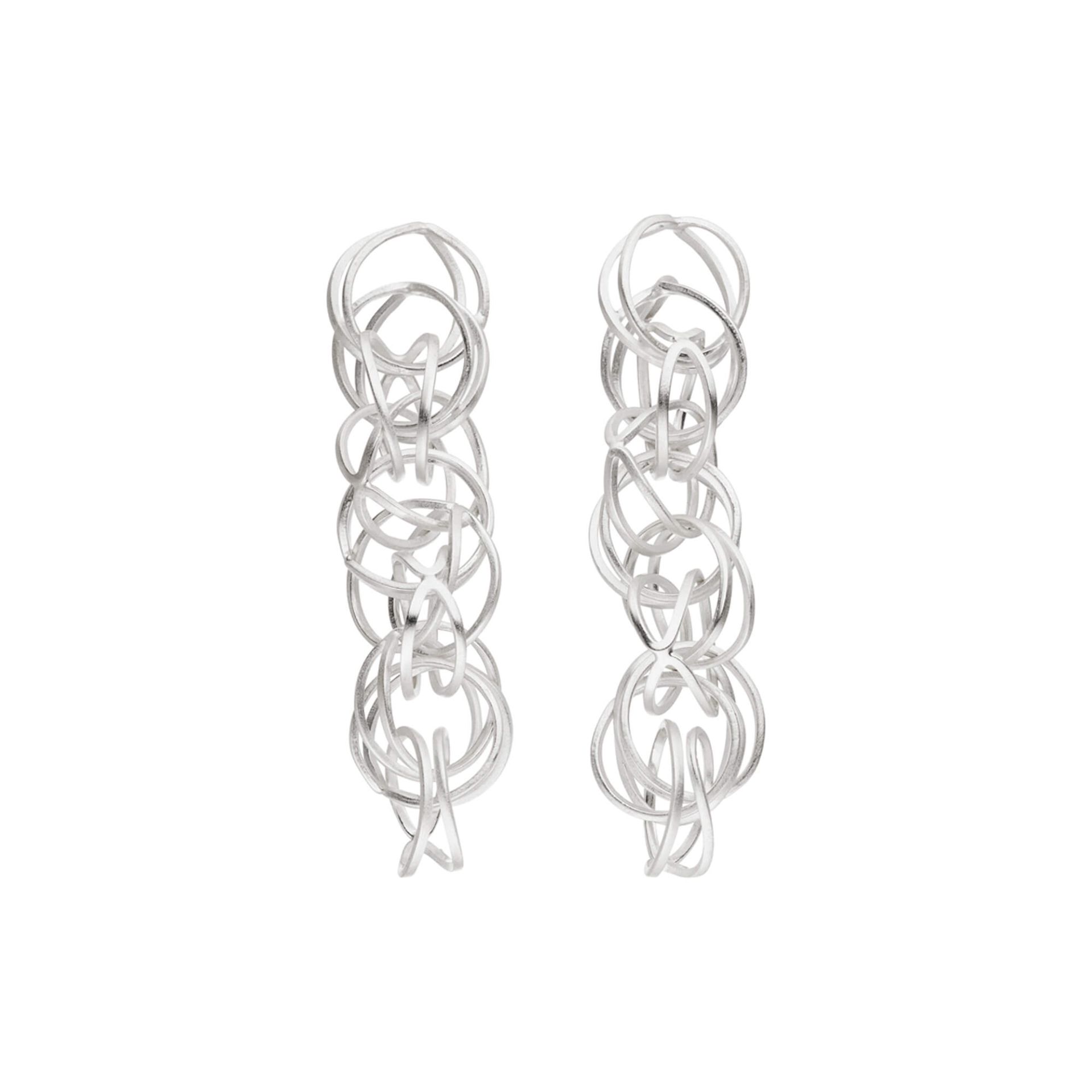 Tezer staat voor een individuele, en niet met een ander te vergelijken, sieraden collectie in sterling zilver en goud. Deze elegante en harmonieuze sieraden, waarmee de draagster haar eigen persoonlijkheid onderstreept, zullen snel tot een van de persoonlijke favorieten behoren.

Laat je inspireren door de vrouwelijke kracht en tijdloze elegantie van Tezer Design. Ontdek nu onze collectie en vind het sieraad dat écht bij jou past.
