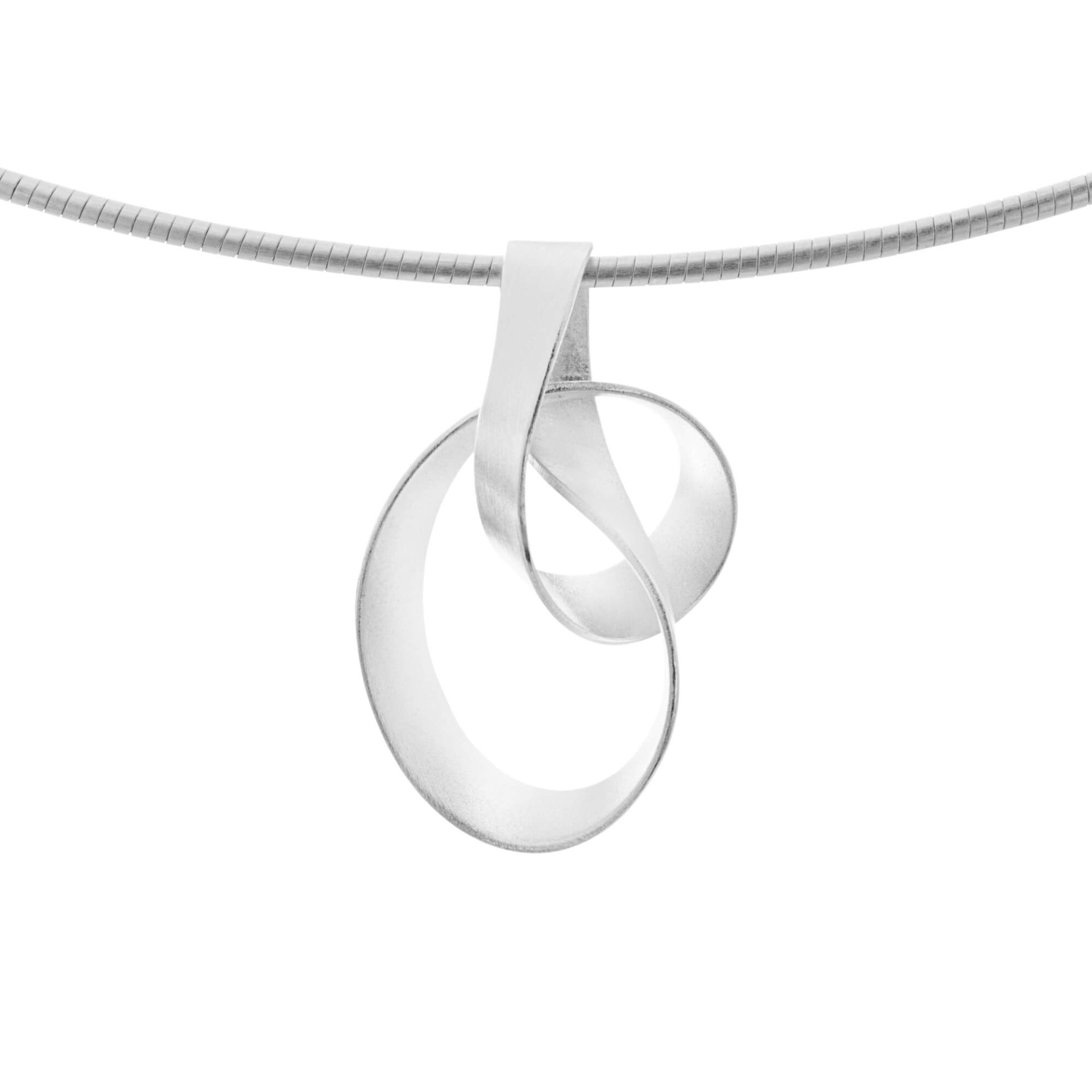 Tezer staat voor een individuele, en niet met een ander te vergelijken, sieraden collectie in sterling zilver en goud. Deze elegante en harmonieuze sieraden, waarmee de draagster haar eigen persoonlijkheid onderstreept, zullen snel tot een van de persoonlijke favorieten behoren.

Laat je inspireren door de vrouwelijke kracht en tijdloze elegantie van Tezer Design. Ontdek nu onze collectie en vind het sieraad dat écht bij jou past.