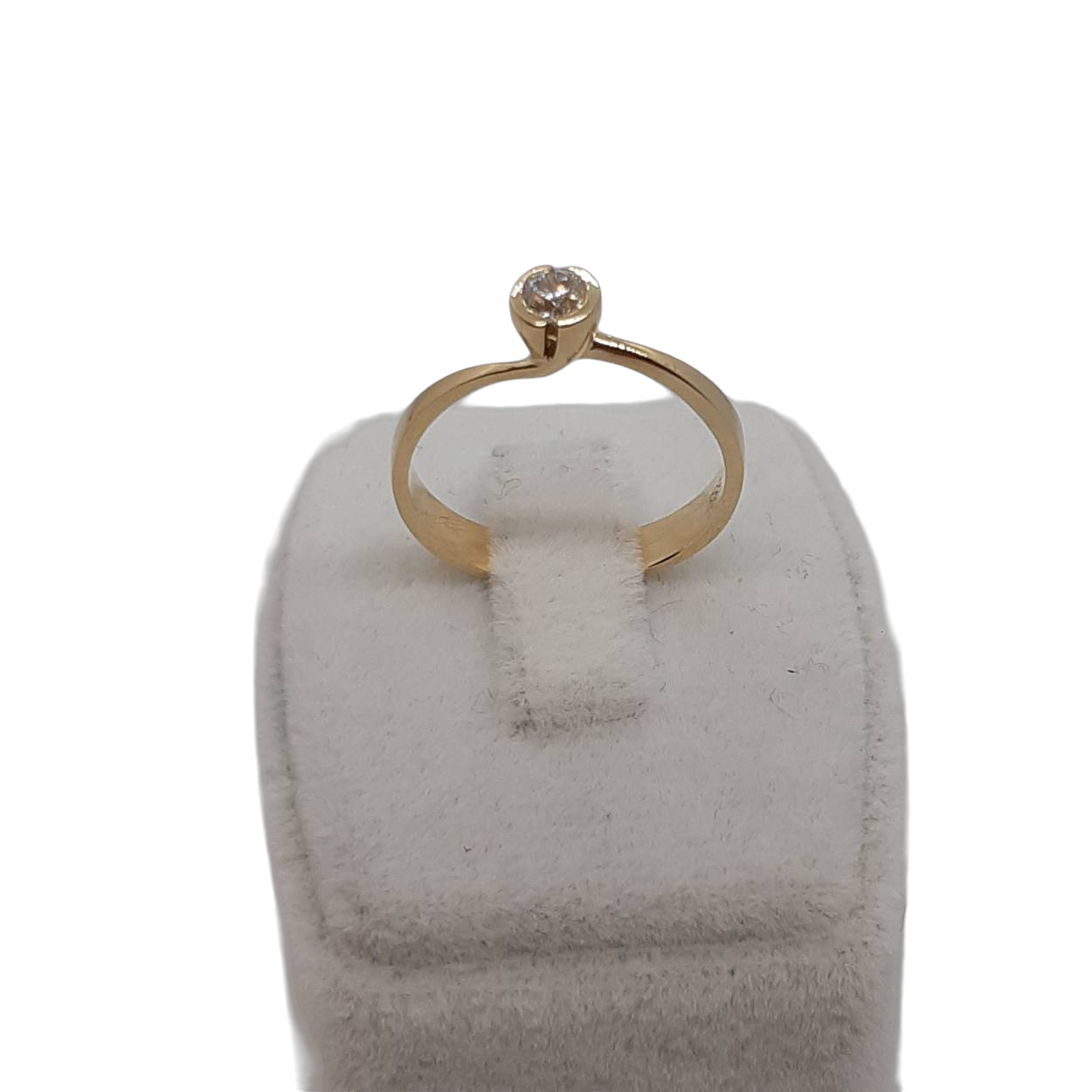 Deze prachtige verlovingsring, modelnummer BREA-0002847, is gemaakt van 14-karaats goud en schittert met een ronde diamant van 0,23 karaat. De diamant heeft een SI1 zuiverheid en een F-kleur. De glanzende gouden ring, maat 54, straalt elegantie uit. Perfect om dagelijks te dragen of voor speciale gelegenheden om je liefde te bezegelen.