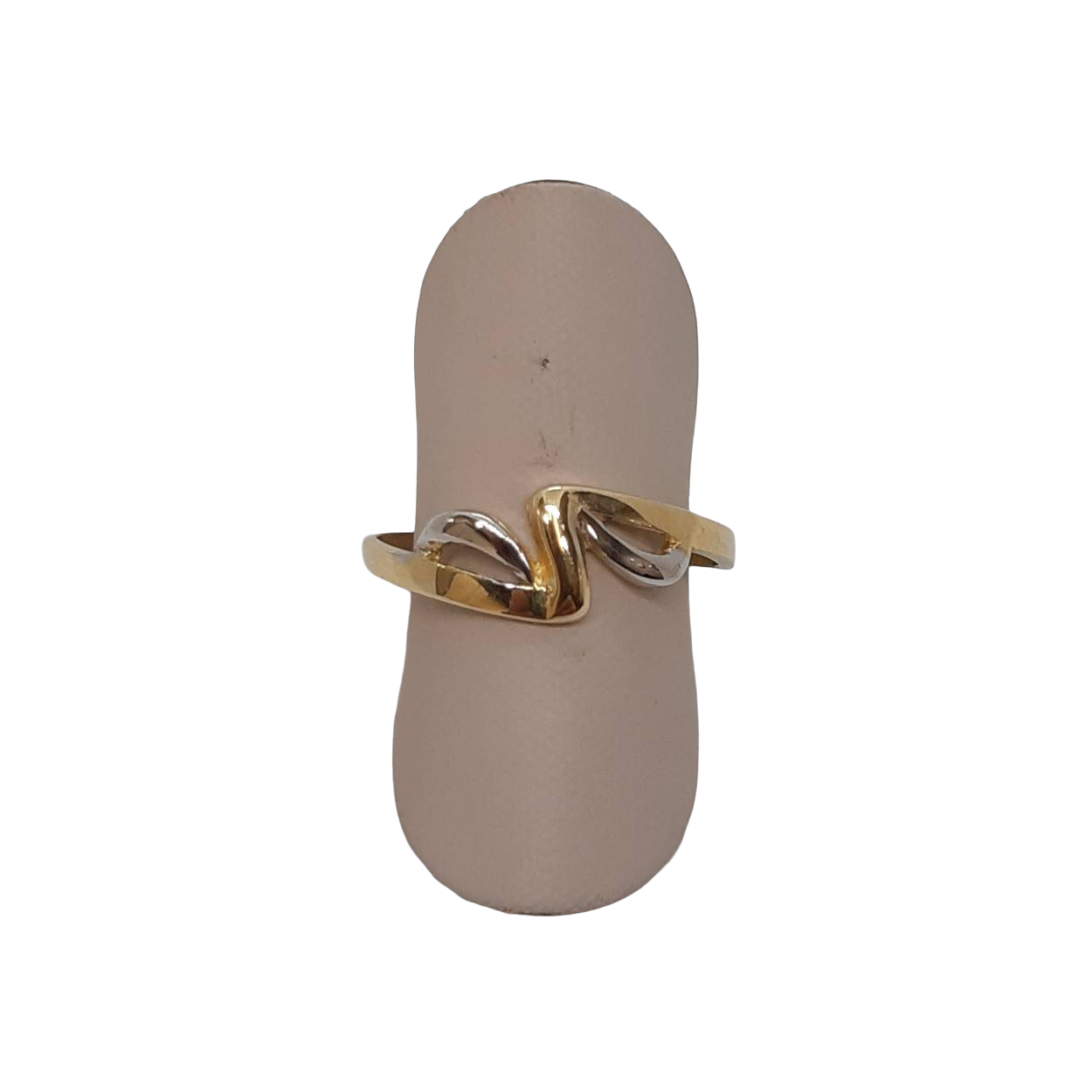 De Gouden ring 14kt, modelnummer BREA-JOY-0002850, is een elegante gouden ring van 14 karaat met een glanzende afwerking. Met een ringsmaat van 54 en een prachtige goudkleur is deze ring een verfijnde toevoeging aan elke outfit. Draag hem als statementstuk of combineer met andere sieraden voor een stijlvolle look.