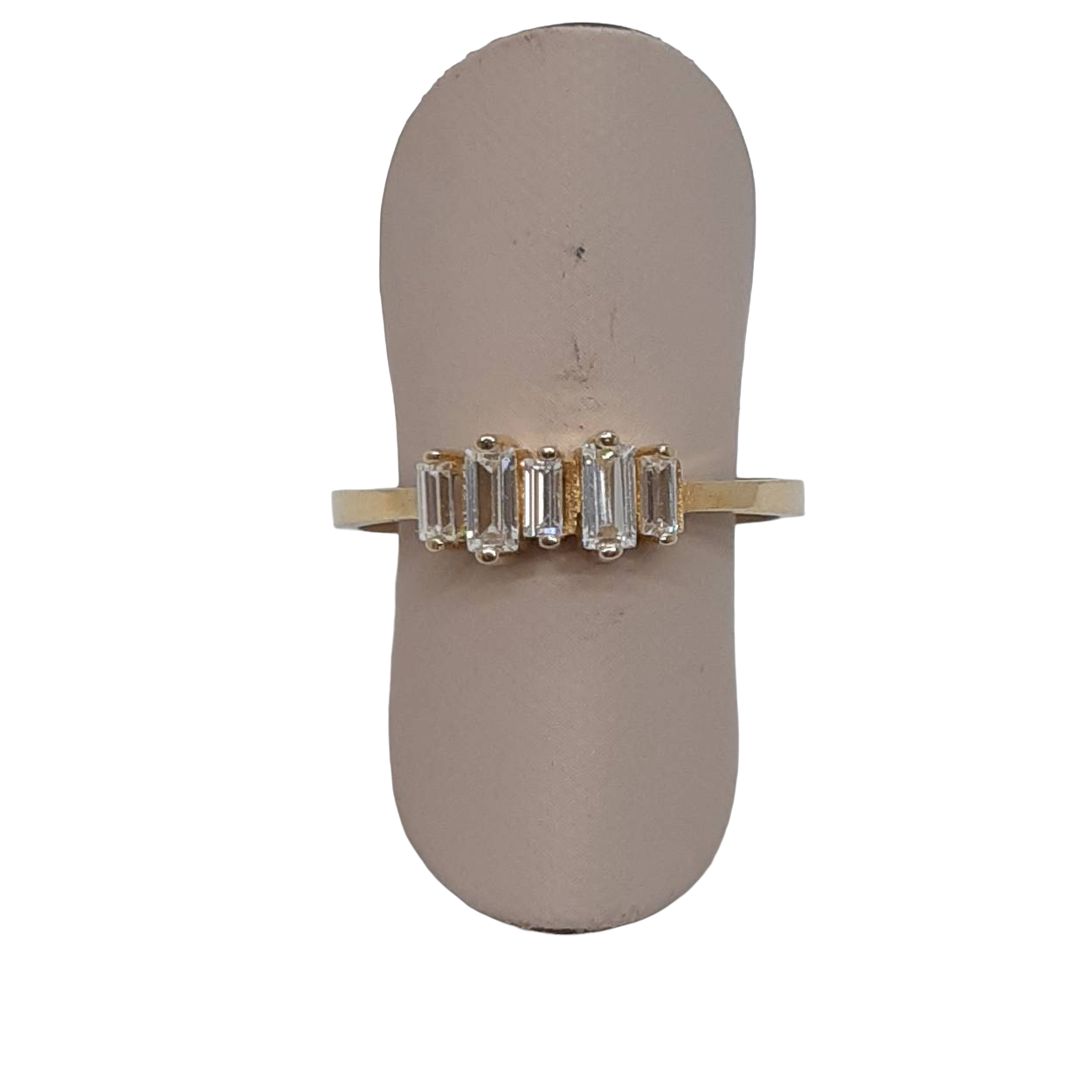 Deze prachtige gouden damesring, modelnummer BREA-JOY-0002851, is gemaakt van 14-karaats goud. De ring heeft een glanzende afwerking, een breedte van 5 mm en maat 54. De gouden kleur maakt het een tijdloze toevoeging aan elke sieradencollectie. Draag het als een elegant accent bij zowel casual als formele outfits voor een verfijnde uitstraling.