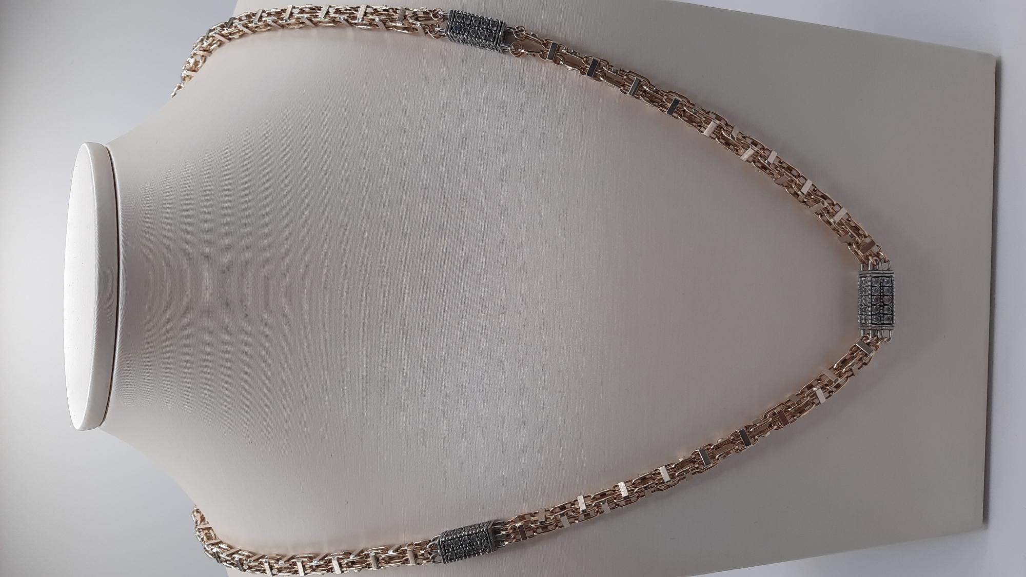 De Gouden Magnum Ketting 14kt, modelnummer 0002403, is een schitterende juweelketting. Kenmerken zijn een lengte van 70 cm, een goud-zilver kleur en 14 karaat materiaal. Met een breedte van 5,8 mm straalt het raffinement uit. Perfect te dragen bij formele gelegenheden of als stijlvol dagelijks accessoire. Voeg luxe en elegantie toe aan elke outfit.