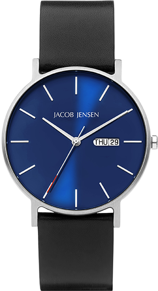 De Jacob Jensen Timeless Nordic 161 is een horloge met een prachtig minimalistisch design met een prachtige blauwe wijzerplaat beschermd door een saffierglas. De behuizing is gemaakt van lichtgewicht, duurzaam titanium. Het heeft een Quartz Miyota 1S02 uurwerk dat gemaakt is in Japan. Het is uitgerust met een waterdichtheid van 50 meter en heeft geweldige designaspecten, zoals het rode detail op de secondewijzer en een horlogeband van veganistisch leer.
