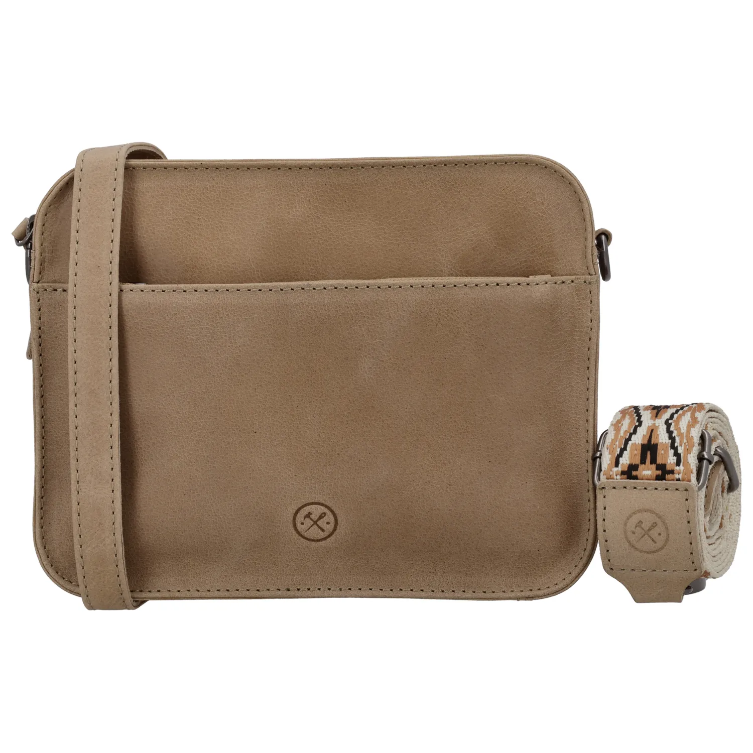De Hide & Stitches Next Navajo Schoudertas is de perfecte combinatie van stijl en praktisch gemak. Dankzij het hoogwaardige leer en de doordachte indeling is deze tas ideaal voor dagelijks gebruik. De twee ruime hoofdvakken bieden voldoende opbergruimte, terwijl de verschillende vakken je spullen overzichtelijk houden. Met de twee afneembare en verstelbare schouderbanden kies je eenvoudig de draagstijl die bij jou past.

Kenmerken:


Gemaakt van leer
Twee ruime hoofdvakken
Binnenin een ritsvak en een telefoonvak
Ritsvak aan de voor- en achterkant
Twee schouderbanden: een brede band met print en een leren band