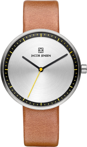 Dit Jacob Jensen horloge heeft een roestvrijstalen kast met een diameter van 36mm en is voorzien van een leren band. In de kast bevindt zich een kwaliteitsuurwerk en is afgewerkt met mineraalglas.

Het horloge is 3ATM. Dit betekent dat het horloge spatwaterdicht is. Verder wordt het horloge geleverd met 2 jaar wereldwijde garantie.

Het is tijd voor dit nieuwe Jacob Jensen 281 horloge! Dit Jacob Jensen dameshorloge heeft een band van bruin leder en een kast van edelstaal. Doordat de Jacob Jensen Strata 281 een kast heeft van 36 mm. komt de kleur zilver in de wijzerplaat goed tot zijn recht. Het materiaal glas van dit horloge is mineraal glas.