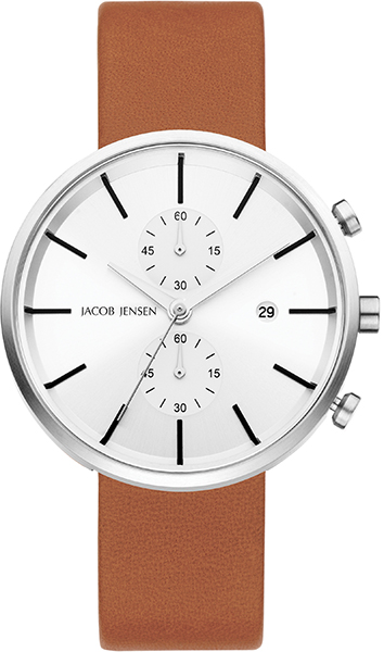 De Jacob Jensen Linear chronograaf horloges komen uit de nieuwste collectie van Jacob Jensen. De horloges hebben een mooi nieuw design en zijn daarnaast stevig, omdat ze gemaakt zijn van geborsteld roestvrij staal met krasvast saffier glas. Horloges die jaren mee kunnen.

De Jacob Jensen Linear 622 is een horloge met chronograaf, waarmee tijden tot een uur gemeten kunnen worden. Rondom de zilveren wijzerplaat staat een rand met inkepingen waaruit de uren indexen komen. De ronde kroon en markante chrono-drukkers maken het strakke design af.

De wijzers zijn van gepolijst staal en aan het horloge zit een bruin lederen horlogeband. De diameter van de horlogekast is 42 millimeter.