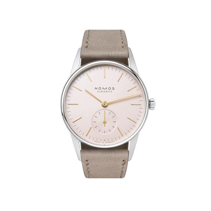 De Nomos Orion 33 rose 325 is een stijlvol horloge met een rozenkleurige wijzerplaat en een elegante leren band. De slanke kast en de minimalistische wijzerplaat maken dit horloge perfect voor elke gelegenheid. Draag het met formele of casual outfits voor een vleugje luxe. De perfecte toevoeging aan elke horlogecollectie.

Het Nomos Orion 33 rose 325 horloge is een tijdloos en veelzijdig accessoire dat zowel stijlvol als functioneel is. Met zijn roségouden accenten en klassieke ontwerp is dit horloge perfect voor elke gelegenheid. Draag het overdag voor een chique touch aan je outfit, of draag het 's avonds voor een elegante look. Een must-have voor iedere horlogeliefhebber.