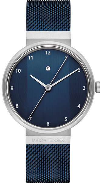 Dit 784 Jacob Jensen horloge is een stijlvol horloge van hoge kwaliteit. De metalen milanese band heeft de kleur blauw passend bij de wijzerplaat