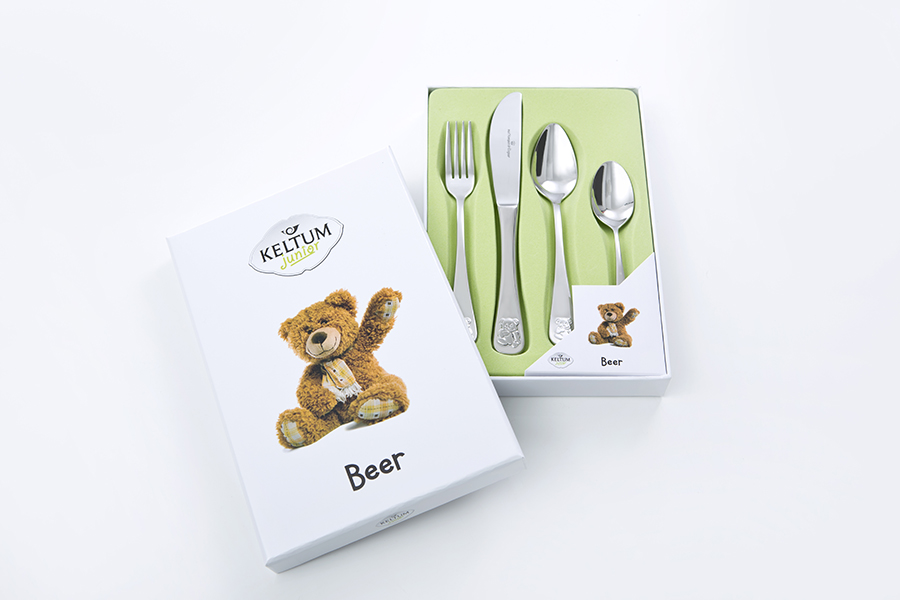 4-delig bestek set, gemaakt van edelstaal, vaatwasser bestendig. Mooi geboorte geschenk, wij graveren voor u het bestek kosteloos.