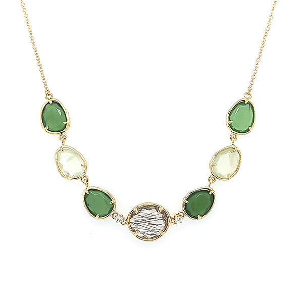 Deze collier is van het merk Peroni and Parise. Het is een damessieraad. 18 karaat GG zwart rupthil,prehnite serp. en briljant 0.06caraat