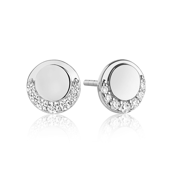 De fraai vormgegeven Sif Jakobs Portofino Piccolo zilveren oorknopjes zijn heerlijk om te dragen. Jij straalt met deze zilveren oorsieraden met zirkonia's. De muntvormige oorknopjes hebben een diameter van 8 millimeter en zijn bezet met schitterend zirkonia's. Ga voor een warme, subtiele en romantische uitstraling met Sif Jakobs in jouw oren. Oorstekers van 925 Sterling zilver met gerhodineerd, glanzend oppervlak en facetgeslepen witte zirkonia.

Afmetingen oorbellen: Diameter 8 mm, Breedte 2 mm