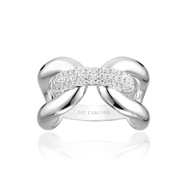 Deze ring is van het merk Sif Jakobs. De kleur van het sieraad is zilver. Dit sieraad bevat de edelsteen: zirconia. De kleur van deze edelsteen is: wit.