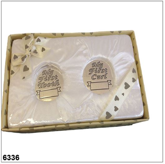 Een verzilverd tanden- en haarlokdoosje in een ronde vorm, waar het deksel voorzien is van de inscriptie 'My First Tooth' en 'My First Curl'. De binnenzijde van de doosjes zijn voorzien van blauw fluweel en zijn afgewerkt met een mooie glanzende laklaag, waardoor poetsen niet meer nodig is. De doosjes zijn verpakt in een leuke en bijpassende geschenkverpakking dat cadeau gegeven kan worden voor een geboorte of een andere speciale gebeurtenis. U kunt de doosjes laten graveren om het cadeau een persoonlijke tint mee te geven. De graveertekst zal op het deksel in het daarvoor bestemde vlak worden gegraveerd. Afmeting: 4 x 1,7 cm.