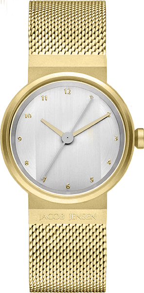 De Jacob Jensen New 793 is een horloge met een wijzerplaat die over het midden verticaal geborsteld is, als een optische verlenging van de horlogeband. Boven de zilver-witte wijzerplaat draait de karakteristieke dubbele secondewijzer. De kast van het horloge is van mat goudkleurig roestvrij staal en aan het horloge zit een geweven goudkleurig stalen mesh (milanese) horlogeband, die door de bijzondere bevestiging (zelf) uit te wisselen of te vervangen is.