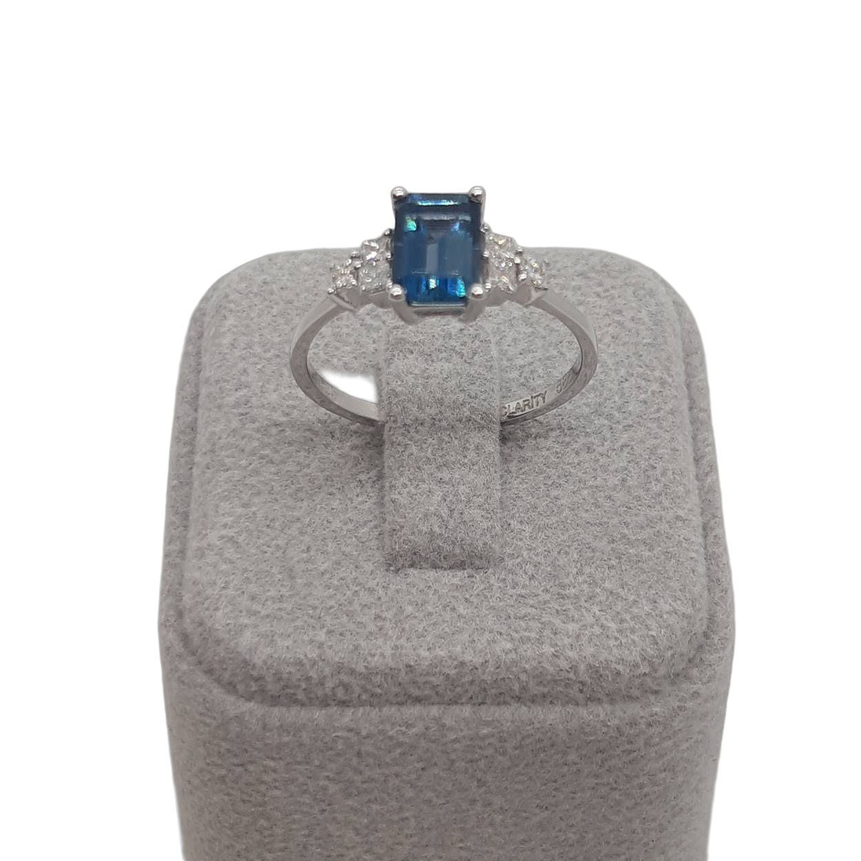 Deze prachtige ring, model BREA-0002834, combineert elegantie met verfijning. Gemaakt van 14-karaats witgoud, straalt hij in elke gelegenheid. De ring bevat een opvallende 1.27 ct topaas en een 0.23 ct diamant van kwaliteit F SI. Perfect voor dagelijkse elegantie of speciale gelegenheden. Draag het met andere sieraden voor een stijlvolle uitstraling. Ringmaat: 54.