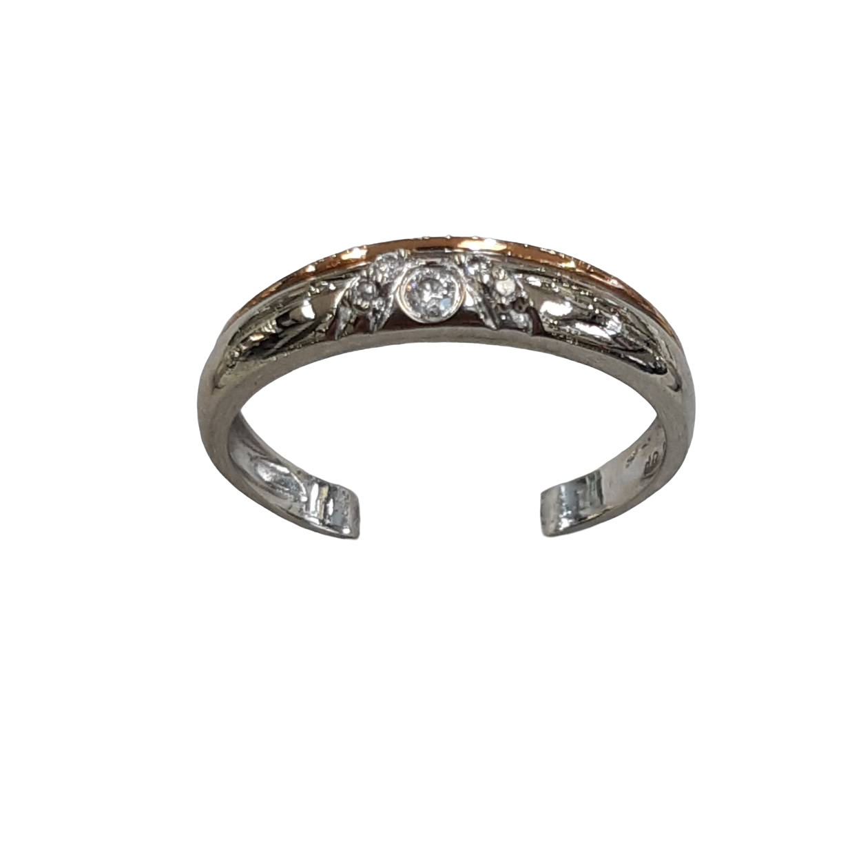 Deze elegante ring, modelnummer BREA-0002820, is gemaakt van 18kt goud en bevat vijf briljante diamanten van 0.05 ct, met een zuiverheid van VS1 en kleur H (White Wesselton). Perfect te combineren met witte en gouden sieraden voor een tijdloze en verfijnde look. Draag het tijdens speciale gelegenheden of dagelijks voor een vleugje luxe. Ringmaat: 54.