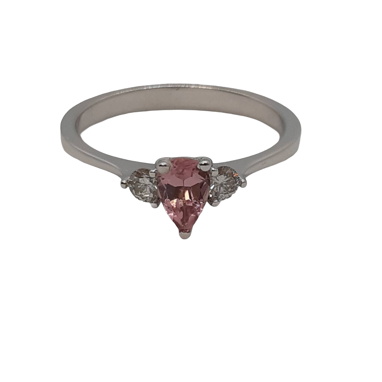 Deze prachtige ring heeft een witte gouden afwerking van 14 karaat en bezit twee schitterende diamanten van SI1-zuiverheid en F-kleur. Daarnaast is er één saffier aanwezig. Perfect om te dragen bij speciale gelegenheden en om elke outfit een vleugje elegantie te geven. Combineer met andere sieraden voor een complete look.  Geschikt voor maat 54.  