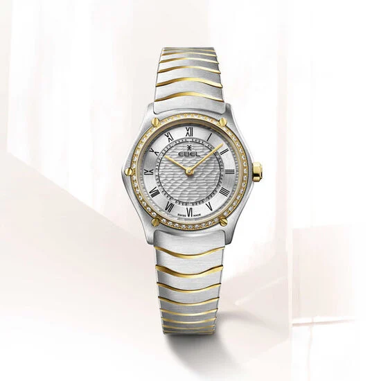 EBEL Sport Classic dameshorloge, kast van roestvrij staal en 18K geelgoud met 47 diamanten (0,3055 ct), Ø 29 mm, witzilveren wijzerplaat met Romeinse cijfers gegraveerd en geschilderd in zwart, golfstructuurpatroon, saffierglas met antireflectiebehandeling, tweekleurige roestvrijstalen WAVE schakelarmband met vouwsluiting, Zwitsers kwartsuurwerk, waterbestendig tot 5 bar